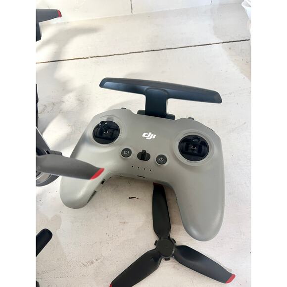 DJI FPV Goggles V2, Remote Controller Racing Drone Set with MicroSD Card - Picture 5 of 10